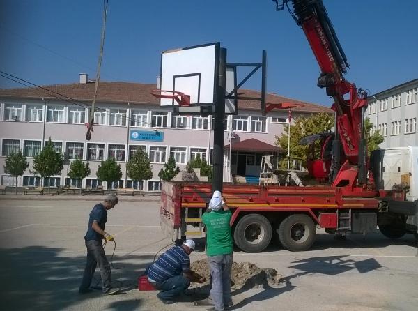 Okul bahçemize basketbol potası kurulumunu gerçekleştirdik.